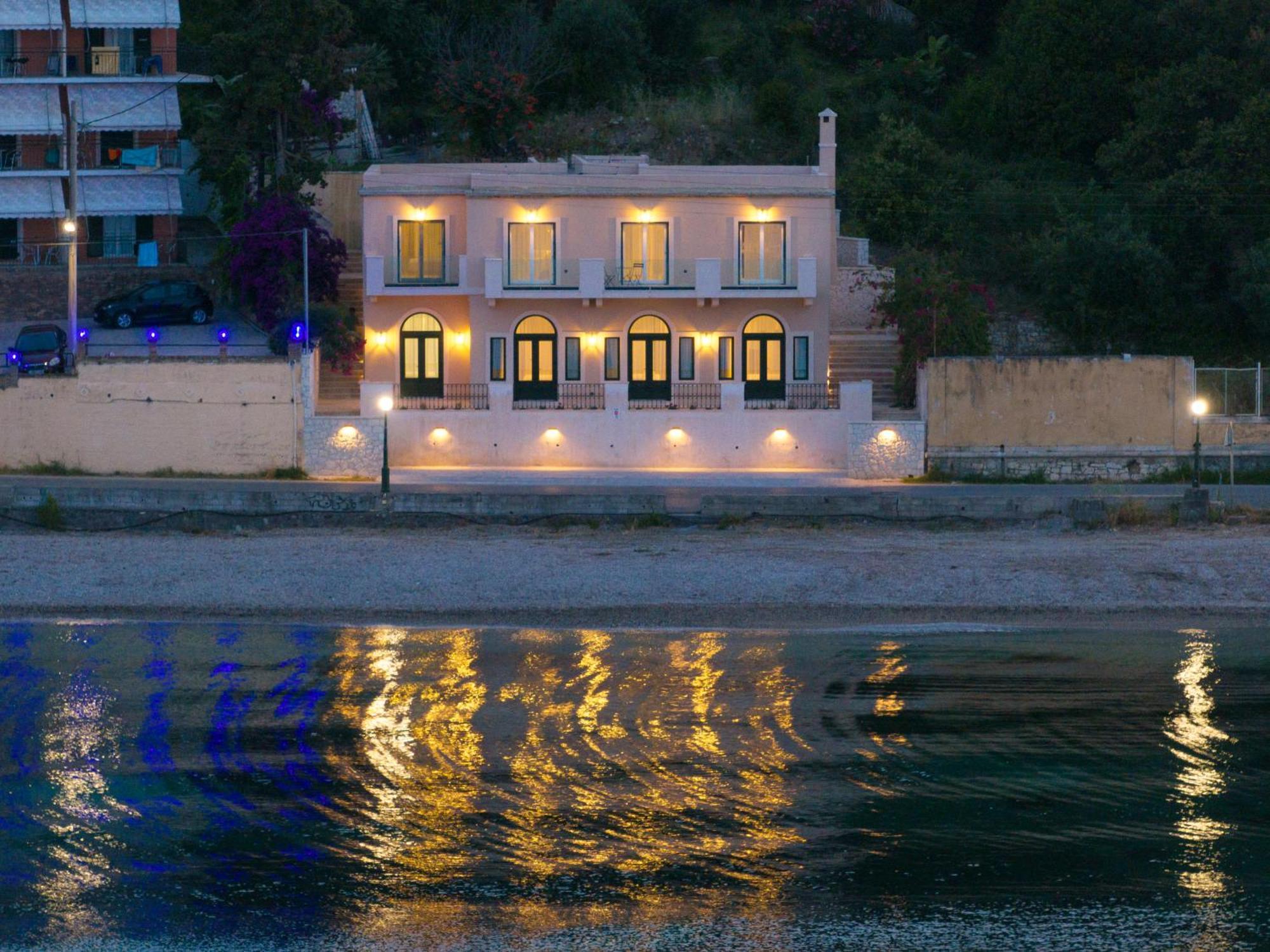 Achillion Bay Case de vacanță